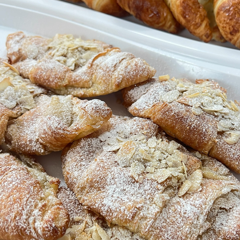 Gâteau de fête et sucreries pour un groupe - Pensée Gourmande