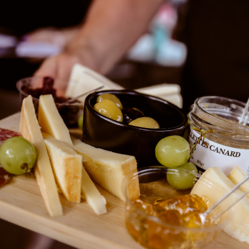 Package Sharing platter and glass of wine for 2 people - Domaines Ives Hill. available in Dining - Coffrets Prestige - 1