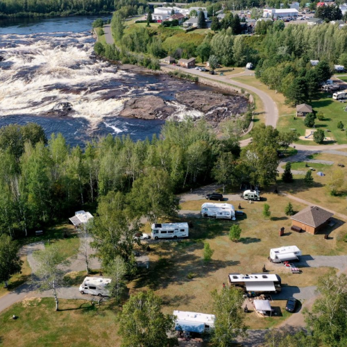 Forfait 2 nuitées en Coolbox au Camping des chutes pour 1 à 4 personnes - Coolbox disponible dans la catégorie Getaway - Coffrets Prestige - 1